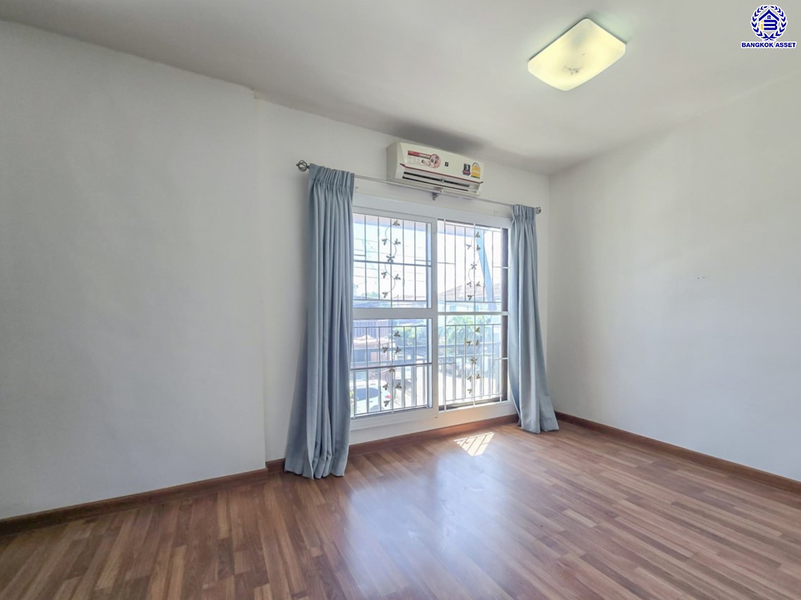 *****ทาวน์เฮ้าส์มือสองกรุงเทพมหานคร โครงการ พฤกษาวิลล์42 เทอดไท เนื้อที่กว้าง 19.80 ตร.ว. พื้นที่ใช้สอย 100 ตร.ม. ฟังก์ชัน 3 ห้องนอน 2 ห้องน้ำ 1 ที่จอดรถ บนทำเลเดินทางสะดวก เชื่อมต่อ ถนนกัลปพฤกษ์, ถนนราชพฤกษ์, ถนนเพชรเกษม ใกล้รถไฟฟ้าสายน้ำเงิน สถานีหลักสอง และ จุดขึ้นทางด่วน ใกล้จุดขึ้นทางด่วน วงแหวนกาญจนาภิเษก