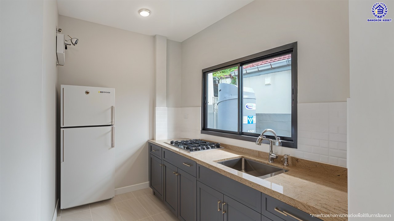 บ้านมือสองตกแต่งใหม่ โครงการ มณียา มาสเตอร์พีซ รัตนาธิเบศร์ จากแบรนด์ Property Perfect บนพื้นที่ 62 ตร.ว. พื้นที่ใช้สอยกว้างขวางถึง 197.87 ตร.ม. จัดเต็ม 4 ห้องนอน 3 ห้องน้ำ พร้อมที่จอดรถ 2 คัน บนสุดยอดทำเลใจกลางรถไฟฟ้าสายสีม่วงถึง 2 สถานี "บางรักน้อยท่าอิฐ" และ "ไทรม้า" เดินทางสะดวกทั้งถนนรัตนาธิเบศร์ และถนนราชพฤกษ์ ใกล้เซ็นทรัล รัตนาธิเบศร์ และเซ็นทรัล เวสต์เกต