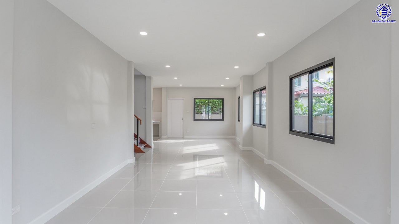 บ้านมือสองตกแต่งใหม่ โครงการ มณียา มาสเตอร์พีซ รัตนาธิเบศร์ จากแบรนด์ Property Perfect บนพื้นที่ 62 ตร.ว. พื้นที่ใช้สอยกว้างขวางถึง 197.87 ตร.ม. จัดเต็ม 4 ห้องนอน 3 ห้องน้ำ พร้อมที่จอดรถ 2 คัน บนสุดยอดทำเลใจกลางรถไฟฟ้าสายสีม่วงถึง 2 สถานี "บางรักน้อยท่าอิฐ" และ "ไทรม้า" เดินทางสะดวกทั้งถนนรัตนาธิเบศร์ และถนนราชพฤกษ์ ใกล้เซ็นทรัล รัตนาธิเบศร์ และเซ็นทรัล เวสต์เกต