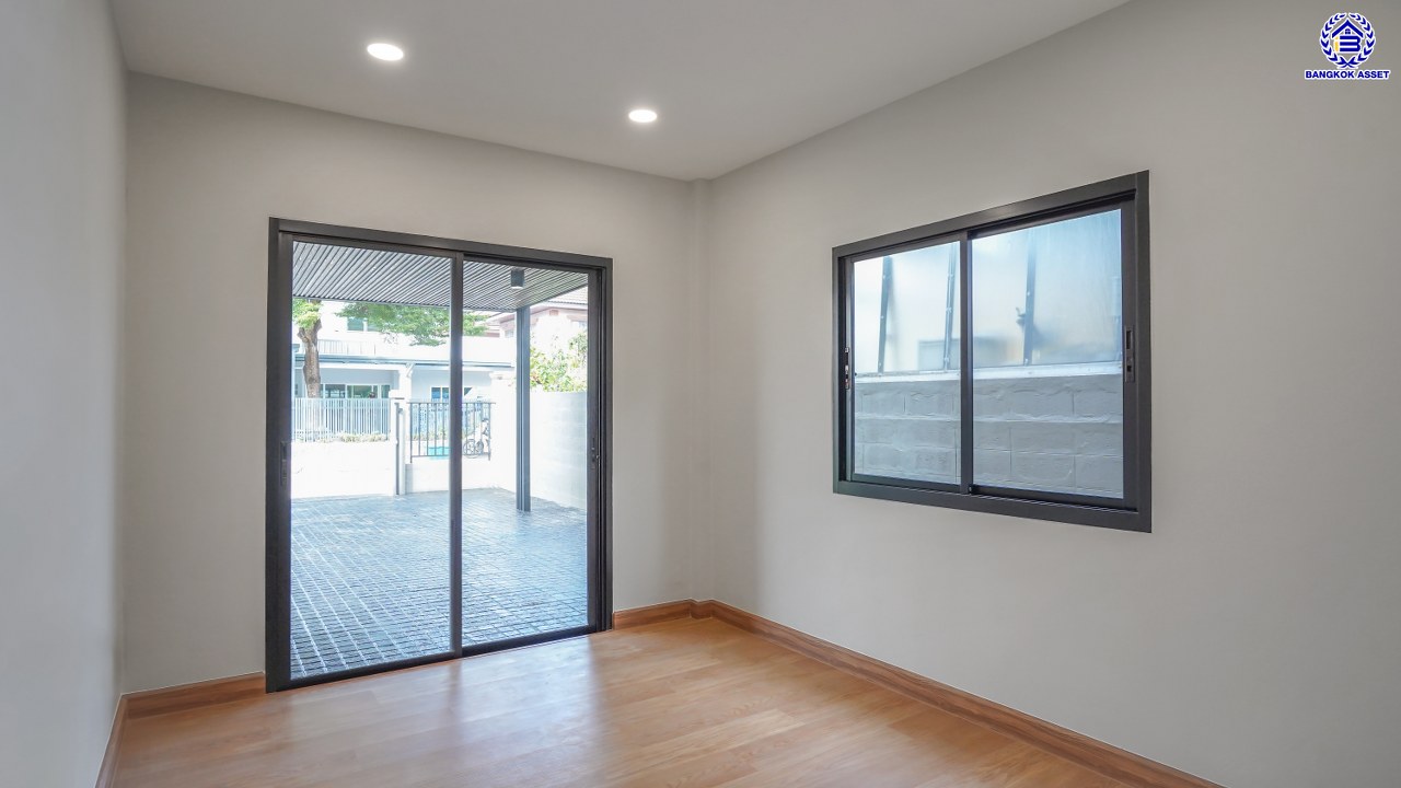 บ้านมือสองตกแต่งใหม่ โครงการ มณียา มาสเตอร์พีซ รัตนาธิเบศร์ จากแบรนด์ Property Perfect บนพื้นที่ 62 ตร.ว. พื้นที่ใช้สอยกว้างขวางถึง 197.87 ตร.ม. จัดเต็ม 4 ห้องนอน 3 ห้องน้ำ พร้อมที่จอดรถ 2 คัน บนสุดยอดทำเลใจกลางรถไฟฟ้าสายสีม่วงถึง 2 สถานี "บางรักน้อยท่าอิฐ" และ "ไทรม้า" เดินทางสะดวกทั้งถนนรัตนาธิเบศร์ และถนนราชพฤกษ์ ใกล้เซ็นทรัล รัตนาธิเบศร์ และเซ็นทรัล เวสต์เกต