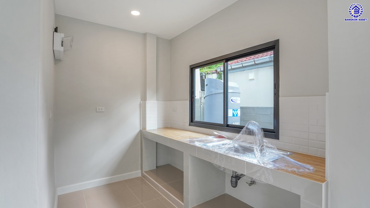 บ้านมือสองตกแต่งใหม่ โครงการ มณียา มาสเตอร์พีซ รัตนาธิเบศร์ จากแบรนด์ Property Perfect บนพื้นที่ 62 ตร.ว. พื้นที่ใช้สอยกว้างขวางถึง 197.87 ตร.ม. จัดเต็ม 4 ห้องนอน 3 ห้องน้ำ พร้อมที่จอดรถ 2 คัน บนสุดยอดทำเลใจกลางรถไฟฟ้าสายสีม่วงถึง 2 สถานี "บางรักน้อยท่าอิฐ" และ "ไทรม้า" เดินทางสะดวกทั้งถนนรัตนาธิเบศร์ และถนนราชพฤกษ์ ใกล้เซ็นทรัล รัตนาธิเบศร์ และเซ็นทรัล เวสต์เกต