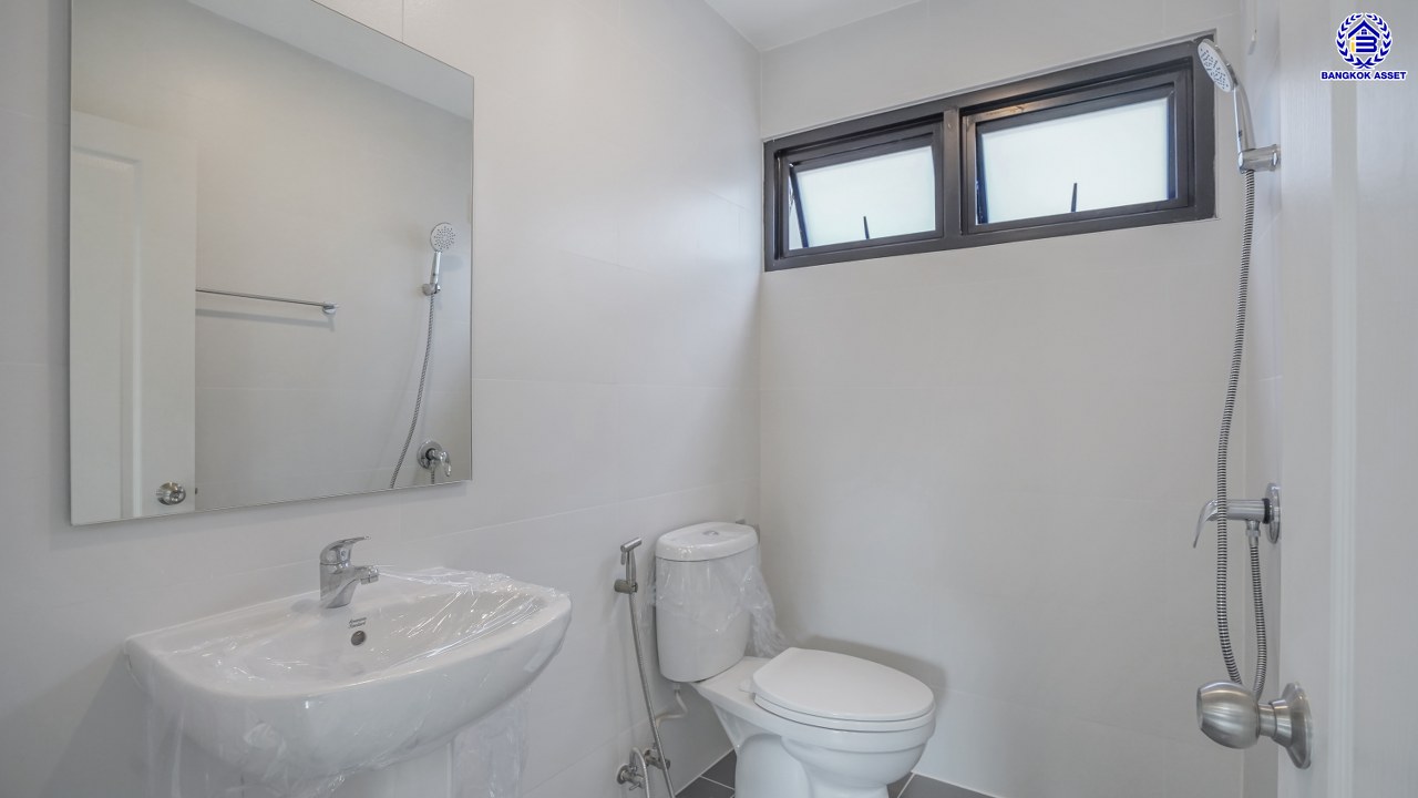 บ้านมือสองตกแต่งใหม่ โครงการ มณียา มาสเตอร์พีซ รัตนาธิเบศร์ จากแบรนด์ Property Perfect บนพื้นที่ 62 ตร.ว. พื้นที่ใช้สอยกว้างขวางถึง 197.87 ตร.ม. จัดเต็ม 4 ห้องนอน 3 ห้องน้ำ พร้อมที่จอดรถ 2 คัน บนสุดยอดทำเลใจกลางรถไฟฟ้าสายสีม่วงถึง 2 สถานี "บางรักน้อยท่าอิฐ" และ "ไทรม้า" เดินทางสะดวกทั้งถนนรัตนาธิเบศร์ และถนนราชพฤกษ์ ใกล้เซ็นทรัล รัตนาธิเบศร์ และเซ็นทรัล เวสต์เกต