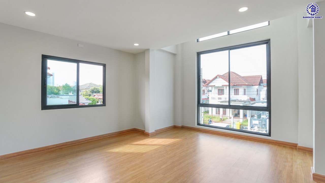 บ้านมือสองตกแต่งใหม่ โครงการ มณียา มาสเตอร์พีซ รัตนาธิเบศร์ จากแบรนด์ Property Perfect บนพื้นที่ 62 ตร.ว. พื้นที่ใช้สอยกว้างขวางถึง 197.87 ตร.ม. จัดเต็ม 4 ห้องนอน 3 ห้องน้ำ พร้อมที่จอดรถ 2 คัน บนสุดยอดทำเลใจกลางรถไฟฟ้าสายสีม่วงถึง 2 สถานี "บางรักน้อยท่าอิฐ" และ "ไทรม้า" เดินทางสะดวกทั้งถนนรัตนาธิเบศร์ และถนนราชพฤกษ์ ใกล้เซ็นทรัล รัตนาธิเบศร์ และเซ็นทรัล เวสต์เกต