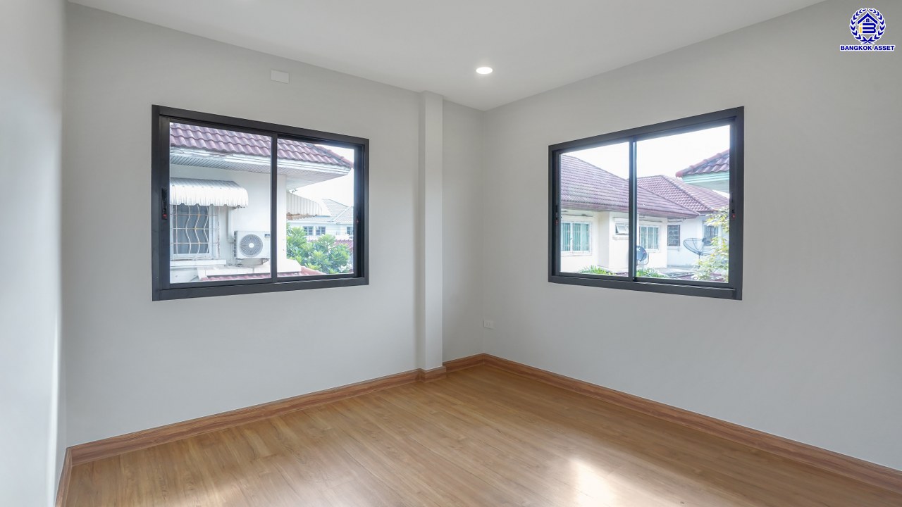 บ้านมือสองตกแต่งใหม่ โครงการ มณียา มาสเตอร์พีซ รัตนาธิเบศร์ จากแบรนด์ Property Perfect บนพื้นที่ 62 ตร.ว. พื้นที่ใช้สอยกว้างขวางถึง 197.87 ตร.ม. จัดเต็ม 4 ห้องนอน 3 ห้องน้ำ พร้อมที่จอดรถ 2 คัน บนสุดยอดทำเลใจกลางรถไฟฟ้าสายสีม่วงถึง 2 สถานี "บางรักน้อยท่าอิฐ" และ "ไทรม้า" เดินทางสะดวกทั้งถนนรัตนาธิเบศร์ และถนนราชพฤกษ์ ใกล้เซ็นทรัล รัตนาธิเบศร์ และเซ็นทรัล เวสต์เกต