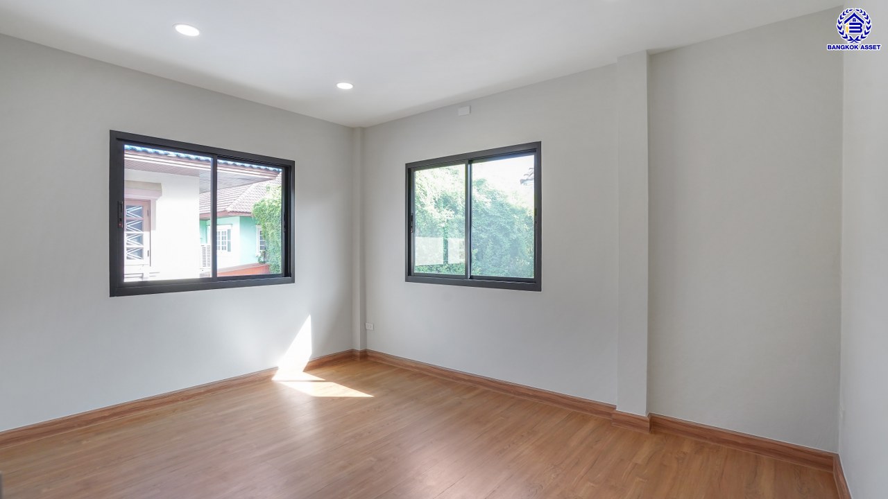 บ้านมือสองตกแต่งใหม่ โครงการ มณียา มาสเตอร์พีซ รัตนาธิเบศร์ จากแบรนด์ Property Perfect บนพื้นที่ 62 ตร.ว. พื้นที่ใช้สอยกว้างขวางถึง 197.87 ตร.ม. จัดเต็ม 4 ห้องนอน 3 ห้องน้ำ พร้อมที่จอดรถ 2 คัน บนสุดยอดทำเลใจกลางรถไฟฟ้าสายสีม่วงถึง 2 สถานี "บางรักน้อยท่าอิฐ" และ "ไทรม้า" เดินทางสะดวกทั้งถนนรัตนาธิเบศร์ และถนนราชพฤกษ์ ใกล้เซ็นทรัล รัตนาธิเบศร์ และเซ็นทรัล เวสต์เกต