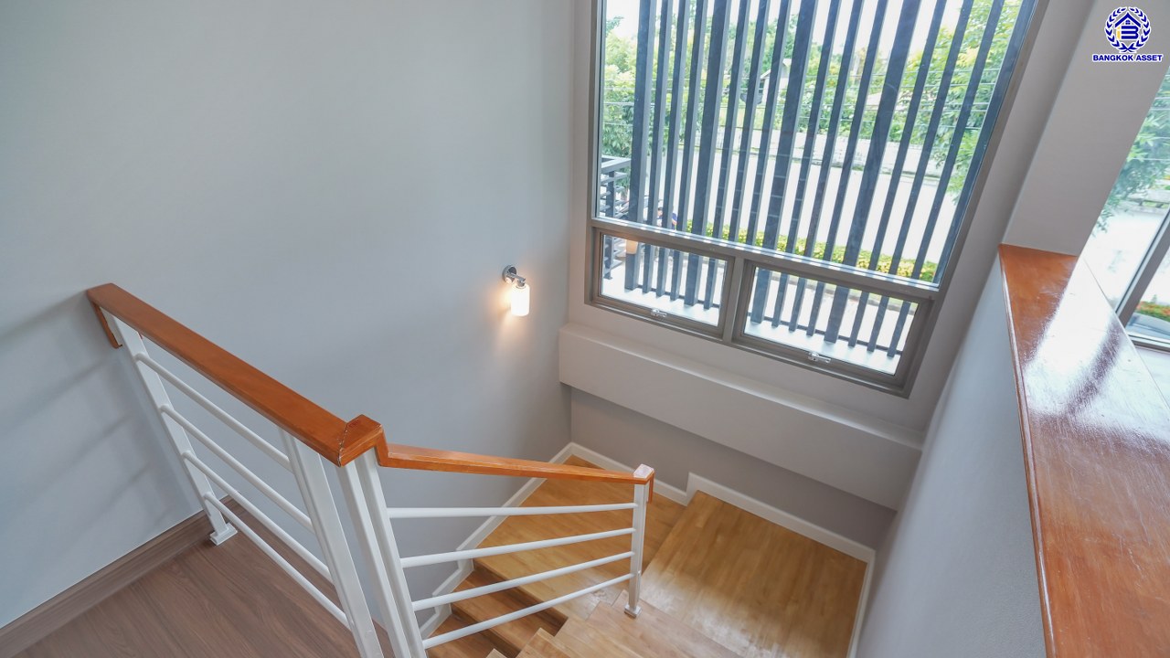 บ้านมือสองตกแต่งใหม่ โครงการ เพอร์เฟคเพลส3 ราชพฤกษ์ คุณภาพแบรนด์ Property Perfect เนื้อที่ 64 ตร.ว. พื้นที่ใช้สอย 210.06 ตร.ม. หลังใหญ่ตอบโจทย์ทุกการอยู่อาศัย ฟังก์ชัน 3 ห้องนอน 3 ห้องน้ำ 2 ที่จอดรถ บนทำเลติดถนนราชพฤกษ์ ใกล้วงเวียนพระราม5 และรถไฟฟ้าสายสีม่วง "สถานีบางรักน้อยท่าอิฐ"