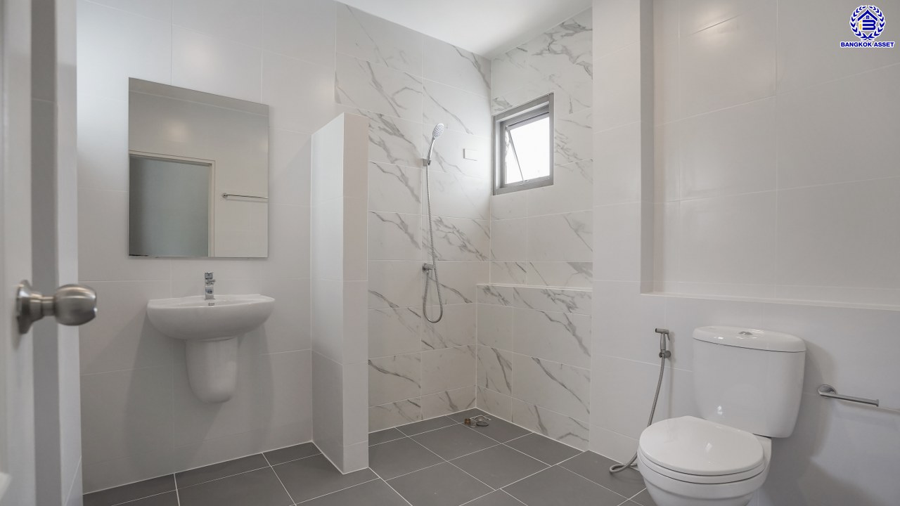 บ้านมือสองตกแต่งใหม่ โครงการ เพอร์เฟคเพลส3 ราชพฤกษ์ คุณภาพแบรนด์ Property Perfect เนื้อที่ 64 ตร.ว. พื้นที่ใช้สอย 210.06 ตร.ม. หลังใหญ่ตอบโจทย์ทุกการอยู่อาศัย ฟังก์ชัน 3 ห้องนอน 3 ห้องน้ำ 2 ที่จอดรถ บนทำเลติดถนนราชพฤกษ์ ใกล้วงเวียนพระราม5 และรถไฟฟ้าสายสีม่วง "สถานีบางรักน้อยท่าอิฐ"