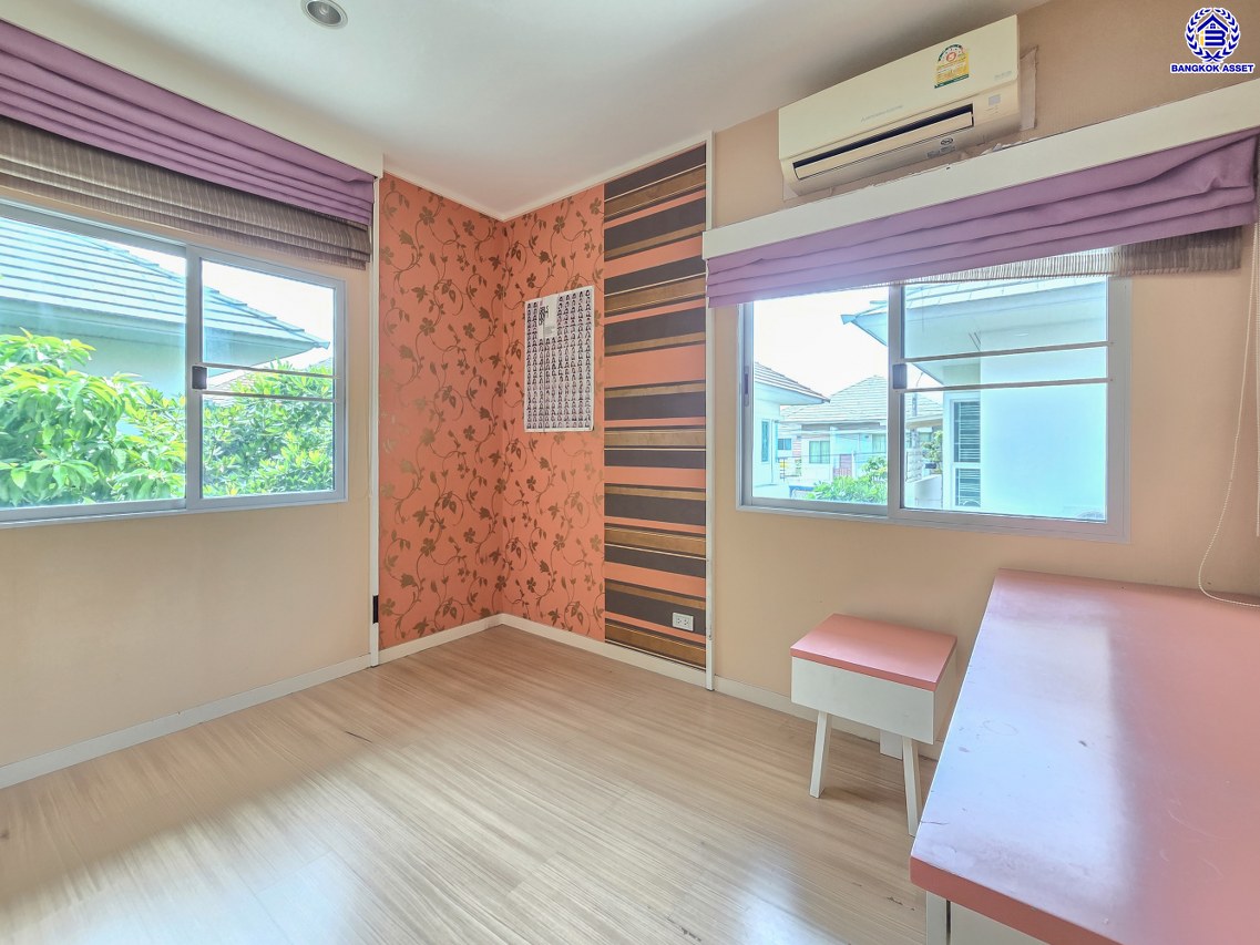 บ้านเดี่ยวมือสองย่านนนทบุรี โครงการ วิลล่าการ์เด้น3 รัตนาธิเบศร์ พร้อมเข้าอยู่ เนื้อที่ 59.60 ตร.ว. พื้นที่ใช้สอย 120 ตร.ม. ฟังก์ชัน 4 ห้องนอน 3 ห้องน้ำ จอดรถได้ 2 คัน บรรยากาศเป็นส่วนตัว บนทำเลศักยภาพ ใกล้เซ็นทรัลเวสต์เกต เชื่อมต่อหลายเส้นทาง ถนนรัตนาธิเบศร์, ถนนกาญจนาภิเษก ถนนราชพฤกษ์ และรถไฟฟ้าสายสีม่วง "สถานีบางพลู"...