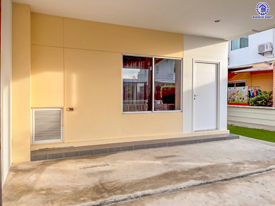 บ้านแฝดมือสอง โครงการ เดอะแพลนท์ คลองบางไผ่ สเตชั่น กาญจนาภิเษก เนื้อที่ 35.10 ตร.ว. พื้นที่ใช้สอย 120 ตร.ม. ฟังก์ชัน 2 ห้องนอน 3 ห้องน้ำ 2 ที่จอดรถ บ้านสวยบนทำเลเดินทางสะดวก เชื่อมต่อถนนรัตนาธิเบศร์ ถนนกาญจนาภิเษก ใกล้รถไฟฟ้าสายสีม่วง "สถานีคลองบางไผ่" และจุดขึ้นทางด่วน "กาญจนาภิเษก" ราคาดีพร้อมอยู่