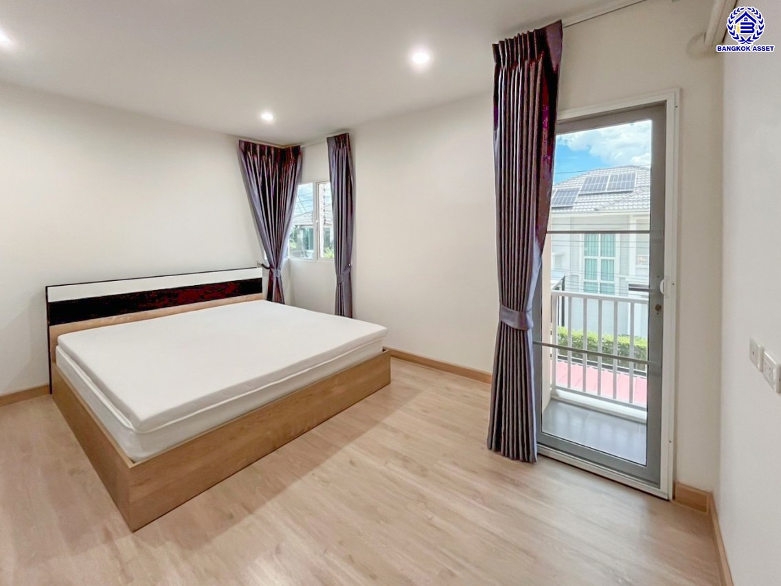 บ้านแฝดมือสอง โครงการ เดอะแพลนท์ คลองบางไผ่ สเตชั่น กาญจนาภิเษก เนื้อที่ 35.10 ตร.ว. พื้นที่ใช้สอย 120 ตร.ม. ฟังก์ชัน 2 ห้องนอน 3 ห้องน้ำ 2 ที่จอดรถ บ้านสวยบนทำเลเดินทางสะดวก เชื่อมต่อถนนรัตนาธิเบศร์ ถนนกาญจนาภิเษก ใกล้รถไฟฟ้าสายสีม่วง "สถานีคลองบางไผ่" และจุดขึ้นทางด่วน "กาญจนาภิเษก" ราคาดีพร้อมอยู่