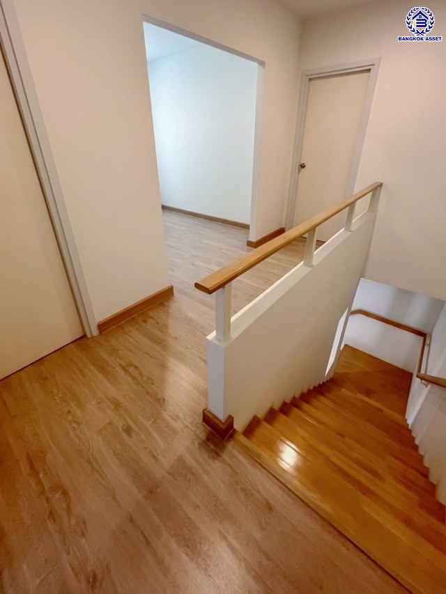 บ้านแฝดมือสอง โครงการ เดอะแพลนท์ คลองบางไผ่ สเตชั่น กาญจนาภิเษก เนื้อที่ 35.10 ตร.ว. พื้นที่ใช้สอย 120 ตร.ม. ฟังก์ชัน 2 ห้องนอน 3 ห้องน้ำ 2 ที่จอดรถ บ้านสวยบนทำเลเดินทางสะดวก เชื่อมต่อถนนรัตนาธิเบศร์ ถนนกาญจนาภิเษก ใกล้รถไฟฟ้าสายสีม่วง "สถานีคลองบางไผ่" และจุดขึ้นทางด่วน "กาญจนาภิเษก" ราคาดีพร้อมอยู่