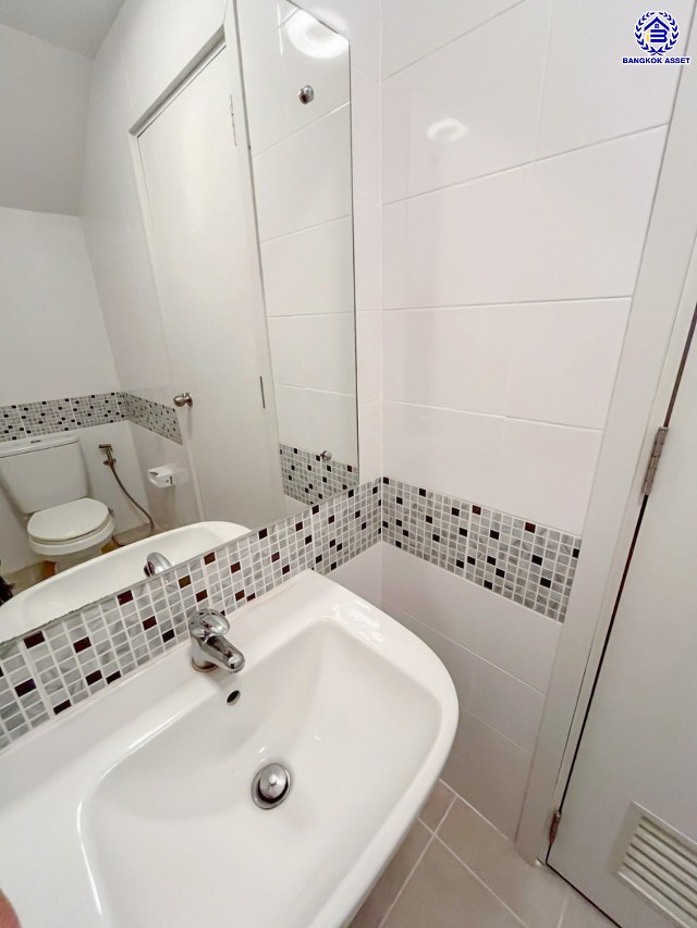 บ้านแฝดมือสอง โครงการ เดอะแพลนท์ คลองบางไผ่ สเตชั่น กาญจนาภิเษก เนื้อที่ 35.10 ตร.ว. พื้นที่ใช้สอย 120 ตร.ม. ฟังก์ชัน 2 ห้องนอน 3 ห้องน้ำ 2 ที่จอดรถ บ้านสวยบนทำเลเดินทางสะดวก เชื่อมต่อถนนรัตนาธิเบศร์ ถนนกาญจนาภิเษก ใกล้รถไฟฟ้าสายสีม่วง "สถานีคลองบางไผ่" และจุดขึ้นทางด่วน "กาญจนาภิเษก" ราคาดีพร้อมอยู่