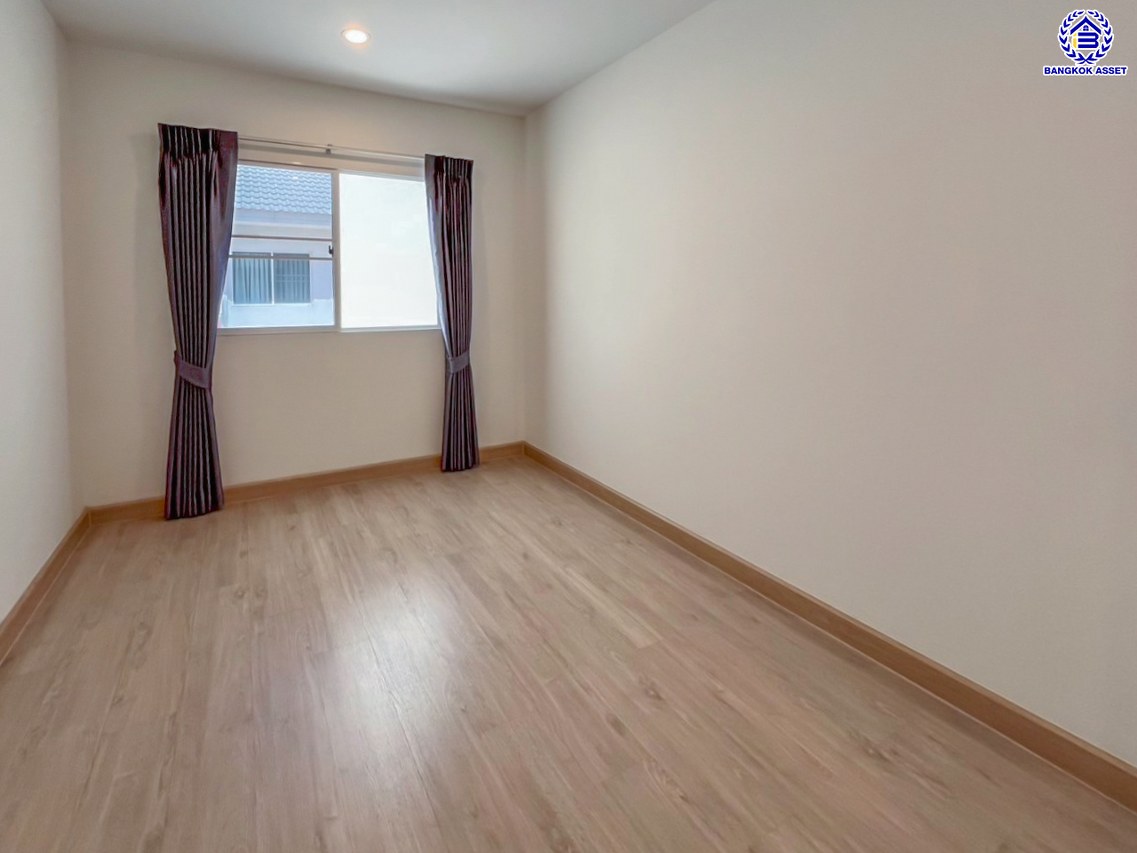 บ้านแฝดมือสอง โครงการ เดอะแพลนท์ คลองบางไผ่ สเตชั่น กาญจนาภิเษก เนื้อที่ 35.10 ตร.ว. พื้นที่ใช้สอย 120 ตร.ม. ฟังก์ชัน 2 ห้องนอน 3 ห้องน้ำ 2 ที่จอดรถ บ้านสวยบนทำเลเดินทางสะดวก เชื่อมต่อถนนรัตนาธิเบศร์ ถนนกาญจนาภิเษก ใกล้รถไฟฟ้าสายสีม่วง "สถานีคลองบางไผ่" และจุดขึ้นทางด่วน "กาญจนาภิเษก" ราคาดีพร้อมอยู่