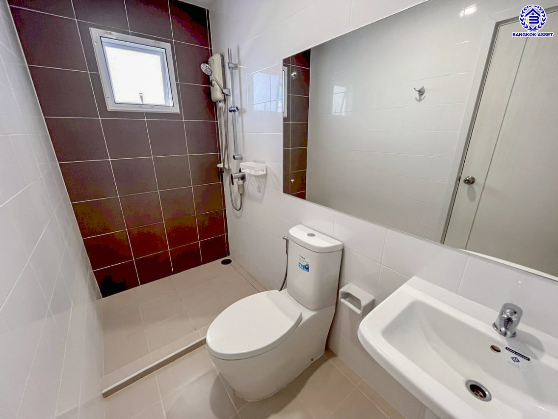 บ้านแฝดมือสอง โครงการ เดอะแพลนท์ คลองบางไผ่ สเตชั่น กาญจนาภิเษก เนื้อที่ 35.10 ตร.ว. พื้นที่ใช้สอย 120 ตร.ม. ฟังก์ชัน 2 ห้องนอน 3 ห้องน้ำ 2 ที่จอดรถ บ้านสวยบนทำเลเดินทางสะดวก เชื่อมต่อถนนรัตนาธิเบศร์ ถนนกาญจนาภิเษก ใกล้รถไฟฟ้าสายสีม่วง "สถานีคลองบางไผ่" และจุดขึ้นทางด่วน "กาญจนาภิเษก" ราคาดีพร้อมอยู่