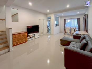 บ้านแฝดมือสอง โครงการ เดอะแพลนท์ คลองบางไผ่ สเตชั่น กาญจนาภิเษก เนื้อที่ 35.10 ตร.ว. พื้นที่ใช้สอย 120 ตร.ม. ฟังก์ชัน 2 ห้องนอน 3 ห้องน้ำ 2 ที่จอดรถ บ้านสวยบนทำเลเดินทางสะดวก เชื่อมต่อถนนรัตนาธิเบศร์ ถนนกาญจนาภิเษก ใกล้รถไฟฟ้าสายสีม่วง "สถานีคลองบางไผ่" และจุดขึ้นทางด่วน "กาญจนาภิเษก" ราคาดีพร้อมอยู่