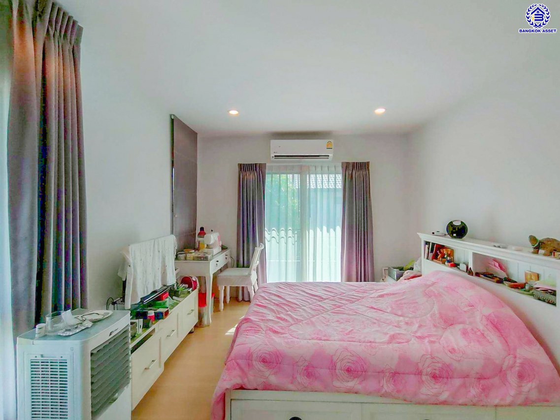 บ้านเดี่ยวมือสองย่านนนทบุรี โครงการ คณาสิริ ศาลายา-ปิ่นเกล้า เนื้อที่ 71.70 ตร.ว. พื้นที่ใช้สอย 180 ตร.ม. ฟังก์ชัน 4 ห้องนอน 3 ห้องน้ำ 2 ที่จอดรถ แถมฟรี เครื่องปรับอากาศ และ เครื่องทำน้ำอุ่น โครงการบนทำเลดี เชื่อมต่อถนนสำเร็จพัฒนา ถนนกาญจนาภิเษก ซอยกันตนา และใกล้จุดขึ้นทางด่วน "ศรีรัช"