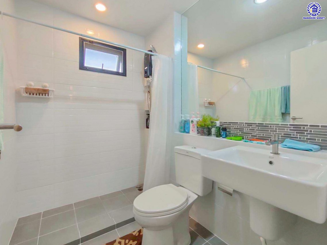 บ้านเดี่ยวมือสองย่านนนทบุรี โครงการ คณาสิริ ศาลายา-ปิ่นเกล้า เนื้อที่ 71.70 ตร.ว. พื้นที่ใช้สอย 180 ตร.ม. ฟังก์ชัน 4 ห้องนอน 3 ห้องน้ำ 2 ที่จอดรถ แถมฟรี เครื่องปรับอากาศ และ เครื่องทำน้ำอุ่น โครงการบนทำเลดี เชื่อมต่อถนนสำเร็จพัฒนา ถนนกาญจนาภิเษก ซอยกันตนา และใกล้จุดขึ้นทางด่วน "ศรีรัช"