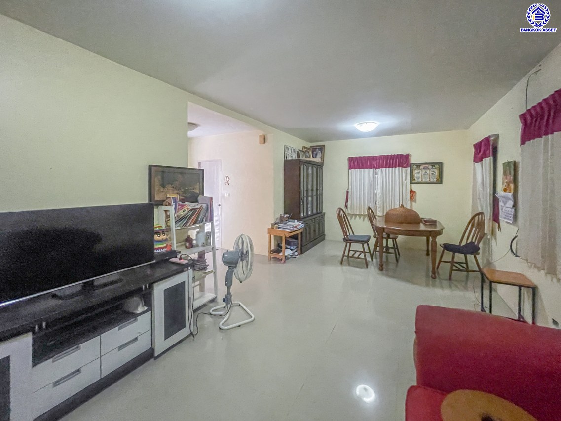 บ้านเดี่ยวมือสองนนทบุรี โครงการ พฤกษาวิลเลจ11 รัตนาธิเบศร์ เนื้อที่กว้างถึง 50.30 ตร.ว. พื้นที่ใช้สอย 130 ตร.ม. ฟังก์ชัน 4 ห้องนอน 3 ห้องน้ำ 1 ที่จอดรถ บนทำเลดี เดินทางสะดวก เชื่อมต่อถนนรัตนาธิเบศร์ และถนนราชพฤกษ์ ใกล้รถไฟฟ้าสายสีม่วง "สถานีบางรักน้อยท่าอิฐ" จองเลย!