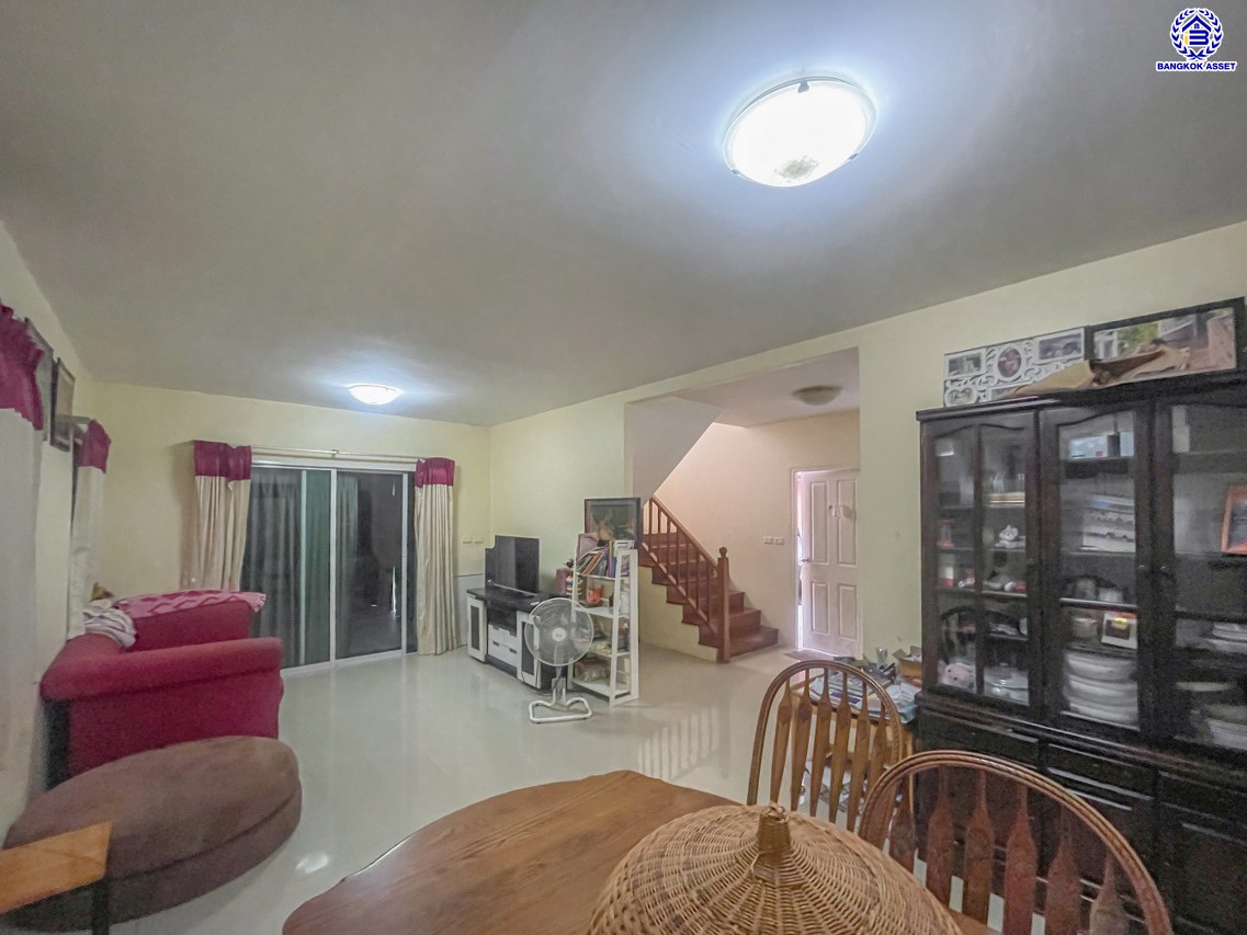 บ้านเดี่ยวมือสองนนทบุรี โครงการ พฤกษาวิลเลจ11 รัตนาธิเบศร์ เนื้อที่กว้างถึง 50.30 ตร.ว. พื้นที่ใช้สอย 130 ตร.ม. ฟังก์ชัน 4 ห้องนอน 3 ห้องน้ำ 1 ที่จอดรถ บนทำเลดี เดินทางสะดวก เชื่อมต่อถนนรัตนาธิเบศร์ และถนนราชพฤกษ์ ใกล้รถไฟฟ้าสายสีม่วง "สถานีบางรักน้อยท่าอิฐ" จองเลย!