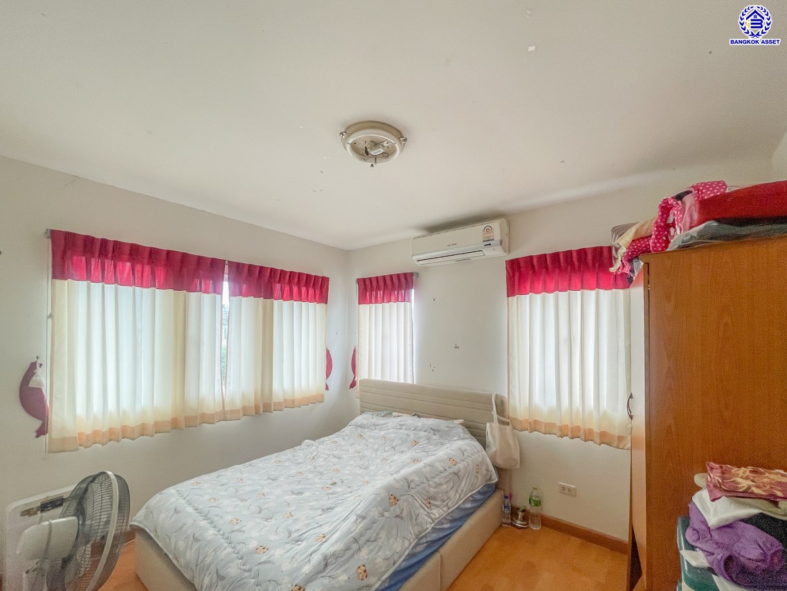 บ้านเดี่ยวมือสองนนทบุรี โครงการ พฤกษาวิลเลจ11 รัตนาธิเบศร์ เนื้อที่กว้างถึง 50.30 ตร.ว. พื้นที่ใช้สอย 130 ตร.ม. ฟังก์ชัน 4 ห้องนอน 3 ห้องน้ำ 1 ที่จอดรถ บนทำเลดี เดินทางสะดวก เชื่อมต่อถนนรัตนาธิเบศร์ และถนนราชพฤกษ์ ใกล้รถไฟฟ้าสายสีม่วง "สถานีบางรักน้อยท่าอิฐ" จองเลย!