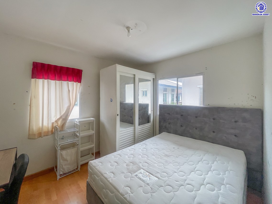 บ้านเดี่ยวมือสองนนทบุรี โครงการ พฤกษาวิลเลจ11 รัตนาธิเบศร์ เนื้อที่กว้างถึง 50.30 ตร.ว. พื้นที่ใช้สอย 130 ตร.ม. ฟังก์ชัน 4 ห้องนอน 3 ห้องน้ำ 1 ที่จอดรถ บนทำเลดี เดินทางสะดวก เชื่อมต่อถนนรัตนาธิเบศร์ และถนนราชพฤกษ์ ใกล้รถไฟฟ้าสายสีม่วง "สถานีบางรักน้อยท่าอิฐ" จองเลย!