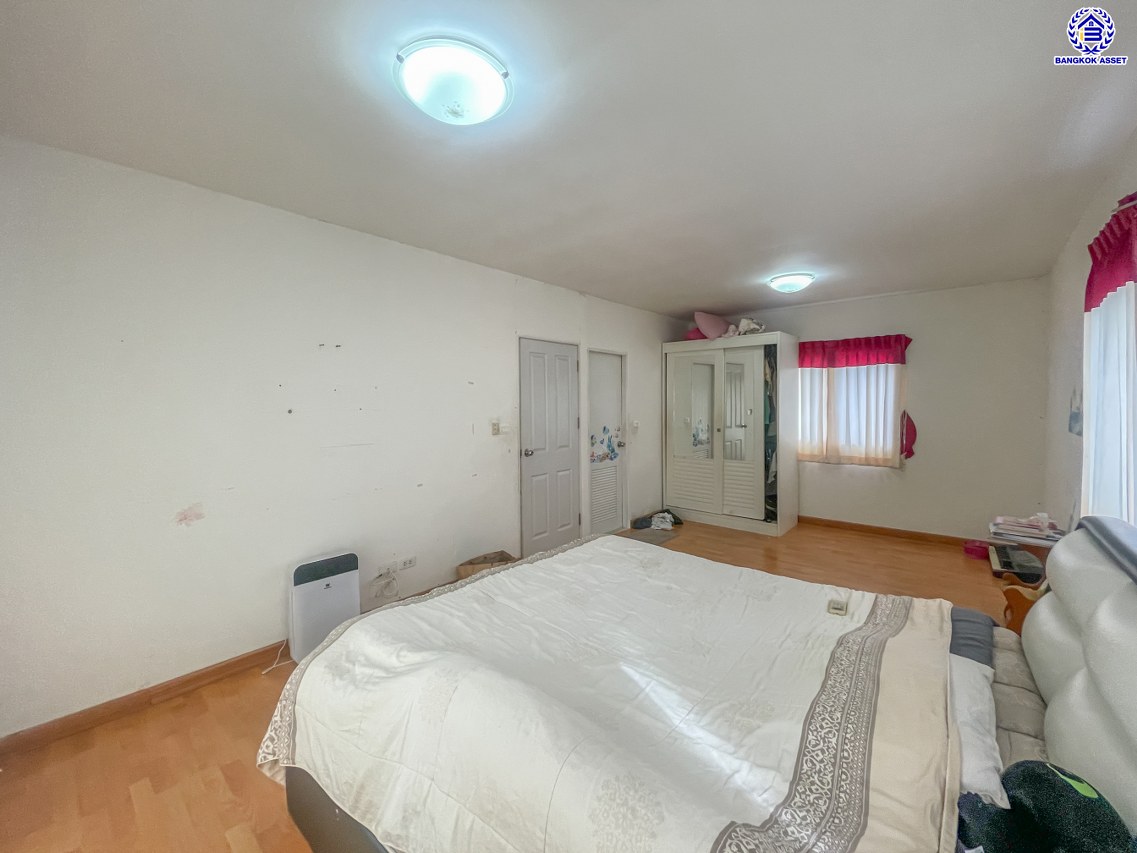 บ้านเดี่ยวมือสองนนทบุรี โครงการ พฤกษาวิลเลจ11 รัตนาธิเบศร์ เนื้อที่กว้างถึง 50.30 ตร.ว. พื้นที่ใช้สอย 130 ตร.ม. ฟังก์ชัน 4 ห้องนอน 3 ห้องน้ำ 1 ที่จอดรถ บนทำเลดี เดินทางสะดวก เชื่อมต่อถนนรัตนาธิเบศร์ และถนนราชพฤกษ์ ใกล้รถไฟฟ้าสายสีม่วง "สถานีบางรักน้อยท่าอิฐ" จองเลย!