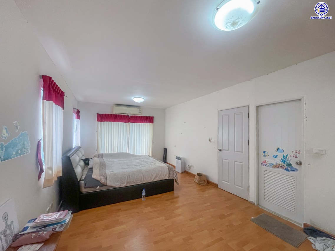 บ้านเดี่ยวมือสองนนทบุรี โครงการ พฤกษาวิลเลจ11 รัตนาธิเบศร์ เนื้อที่กว้างถึง 50.30 ตร.ว. พื้นที่ใช้สอย 130 ตร.ม. ฟังก์ชัน 4 ห้องนอน 3 ห้องน้ำ 1 ที่จอดรถ บนทำเลดี เดินทางสะดวก เชื่อมต่อถนนรัตนาธิเบศร์ และถนนราชพฤกษ์ ใกล้รถไฟฟ้าสายสีม่วง "สถานีบางรักน้อยท่าอิฐ" จองเลย!