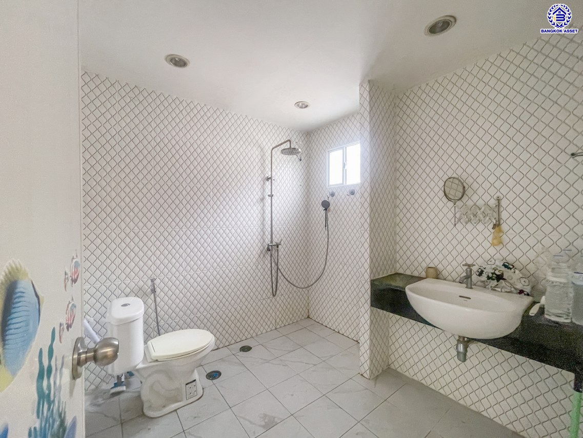 บ้านเดี่ยวมือสองนนทบุรี โครงการ พฤกษาวิลเลจ11 รัตนาธิเบศร์ เนื้อที่กว้างถึง 50.30 ตร.ว. พื้นที่ใช้สอย 130 ตร.ม. ฟังก์ชัน 4 ห้องนอน 3 ห้องน้ำ 1 ที่จอดรถ บนทำเลดี เดินทางสะดวก เชื่อมต่อถนนรัตนาธิเบศร์ และถนนราชพฤกษ์ ใกล้รถไฟฟ้าสายสีม่วง "สถานีบางรักน้อยท่าอิฐ" จองเลย!