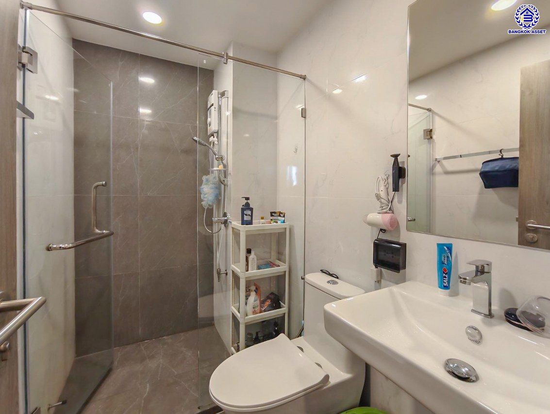 คอนโดมิเนียมมือสองย่านบางพลัด โครงการ ออริจิ้น ปลั๊ก แอนด์เพลย์สิรินธร สเตชั่น ขนาดห้องกว้างถึง 25.74 ตร.ม. ฟังก์ชัน 1 ห้องนอน 1 ห้องน้ำ แถมฟรี! เครื่องปรับอากาศ และ เครื่องทำน้ำอุ่น บนทำเลเดินทางสะดวกเชื่อมต่อ ถนนราชวิถี, ถนนจรัญสนิทวงศ์, ถนนสิรินธร ใกล้เซ็นทรัลปิ่นเกล้า และรถไฟฟ้าสายสีน้ำเงิน "สถานีสิรินธร"