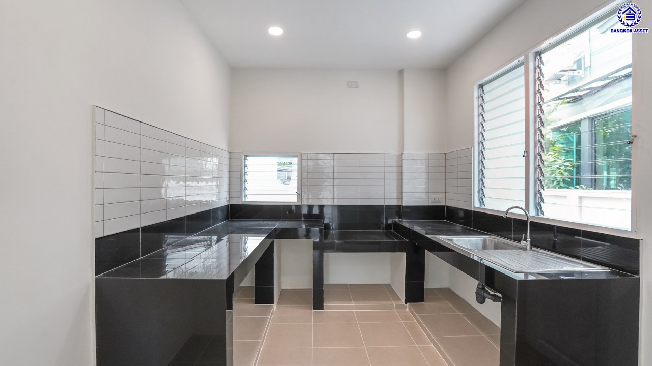 บ้านมือสองตกแต่งใหม่ แบรนด์ LH โครงการ มัณฑนา ราชพฤกษ์ เนื้อที่ 58.5 ตร.ว. พื้นที่ใช้สอย 177.21 ตร.ม. ฟังก์ชัน 3 ห้องนอน 3 ห้องน้ำ จอดรถได้ 2 คัน พร้อมพื้นที่รอบบ้านกว้างขวาง Facilities ตอบโจทย์ทุกกิจกรรม บนทำเลใกล้วงเวียนพระราม5 เซ็นทรัลเวสต์เกต และรถไฟฟ้าสายสีม่วง "สถานีบางรักน้อยท่าอิฐ"