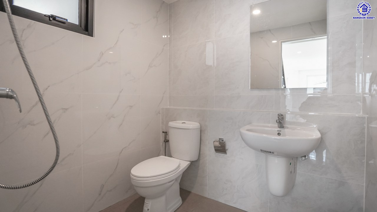 บ้านมือสองตกแต่งใหม่ แบรนด์ LH โครงการ มัณฑนา ราชพฤกษ์ เนื้อที่ 58.5 ตร.ว. พื้นที่ใช้สอย 177.21 ตร.ม. ฟังก์ชัน 3 ห้องนอน 3 ห้องน้ำ จอดรถได้ 2 คัน พร้อมพื้นที่รอบบ้านกว้างขวาง Facilities ตอบโจทย์ทุกกิจกรรม บนทำเลใกล้วงเวียนพระราม5 เซ็นทรัลเวสต์เกต และรถไฟฟ้าสายสีม่วง "สถานีบางรักน้อยท่าอิฐ"