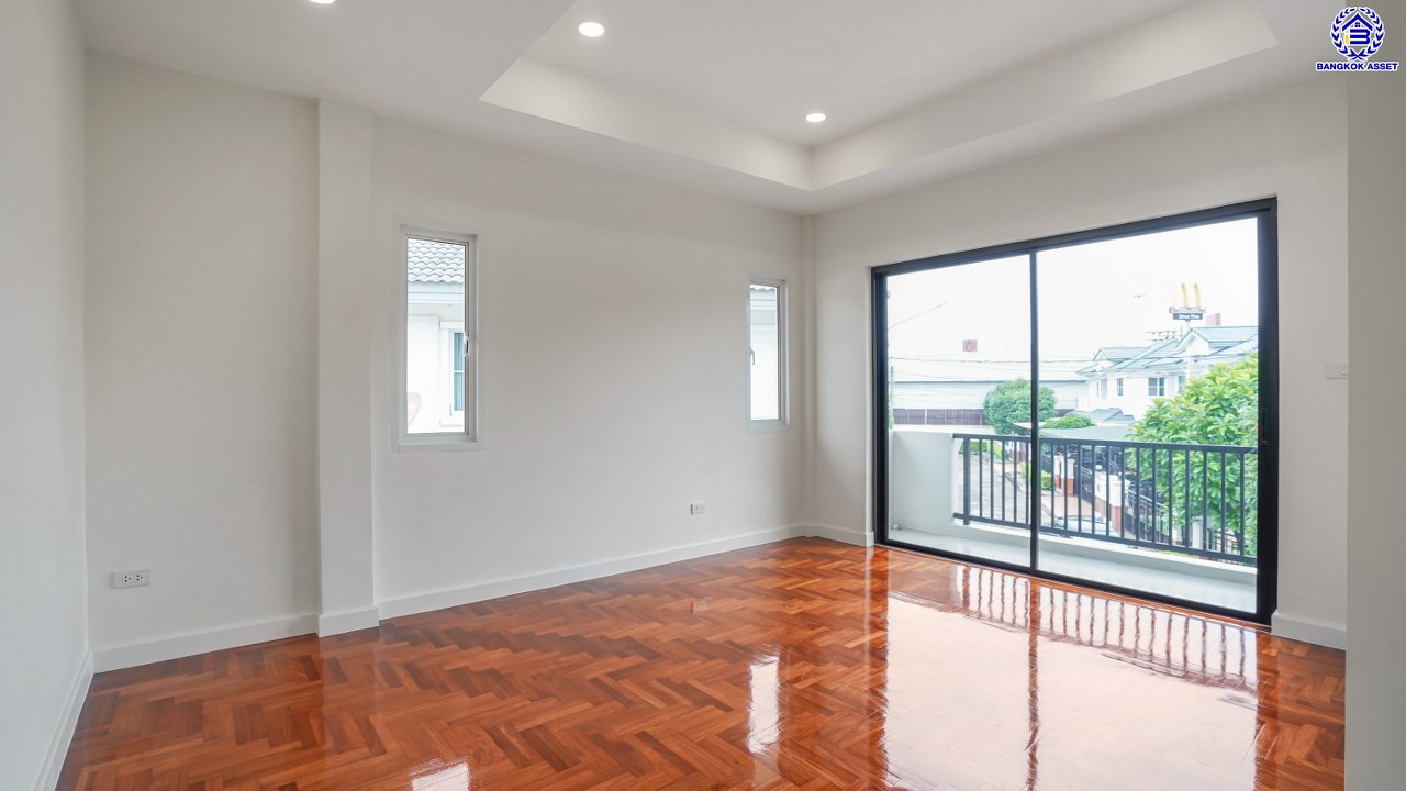 บ้านมือสองตกแต่งใหม่ แบรนด์ LH โครงการ มัณฑนา ราชพฤกษ์ เนื้อที่ 58.5 ตร.ว. พื้นที่ใช้สอย 177.21 ตร.ม. ฟังก์ชัน 3 ห้องนอน 3 ห้องน้ำ จอดรถได้ 2 คัน พร้อมพื้นที่รอบบ้านกว้างขวาง Facilities ตอบโจทย์ทุกกิจกรรม บนทำเลใกล้วงเวียนพระราม5 เซ็นทรัลเวสต์เกต และรถไฟฟ้าสายสีม่วง "สถานีบางรักน้อยท่าอิฐ"