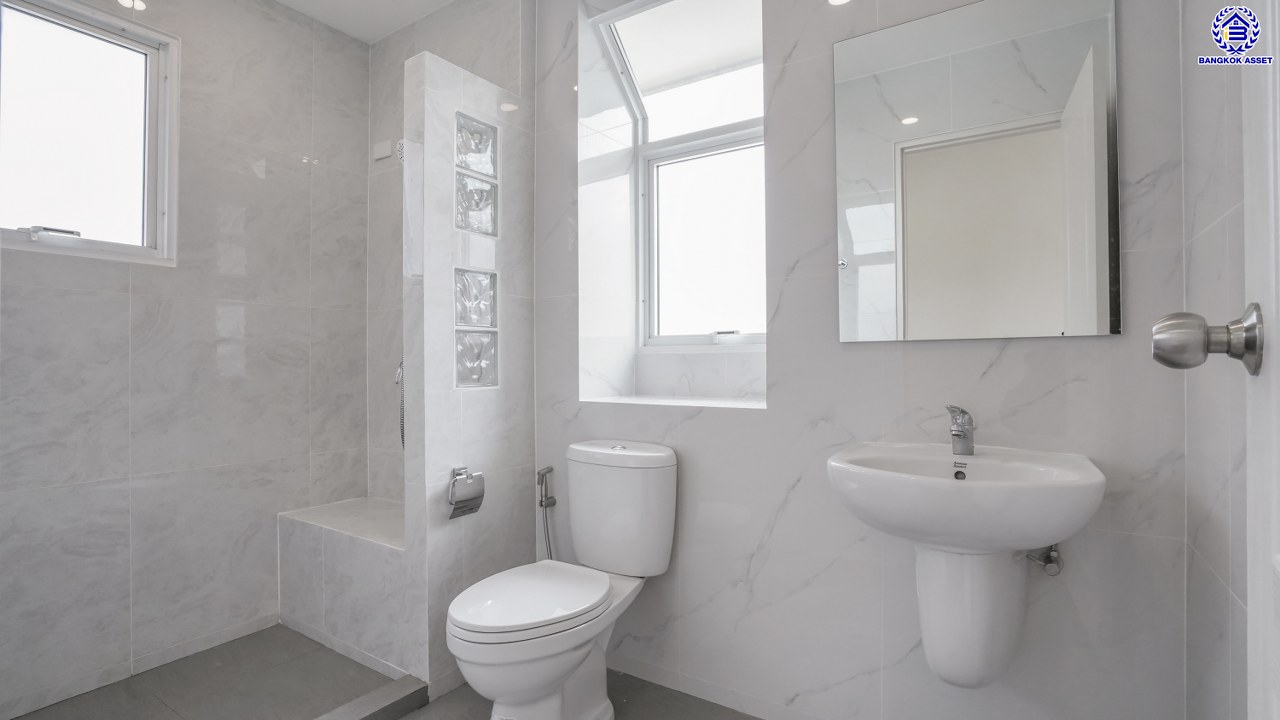 บ้านมือสองตกแต่งใหม่ แบรนด์ LH โครงการ มัณฑนา ราชพฤกษ์ เนื้อที่ 58.5 ตร.ว. พื้นที่ใช้สอย 177.21 ตร.ม. ฟังก์ชัน 3 ห้องนอน 3 ห้องน้ำ จอดรถได้ 2 คัน พร้อมพื้นที่รอบบ้านกว้างขวาง Facilities ตอบโจทย์ทุกกิจกรรม บนทำเลใกล้วงเวียนพระราม5 เซ็นทรัลเวสต์เกต และรถไฟฟ้าสายสีม่วง "สถานีบางรักน้อยท่าอิฐ"