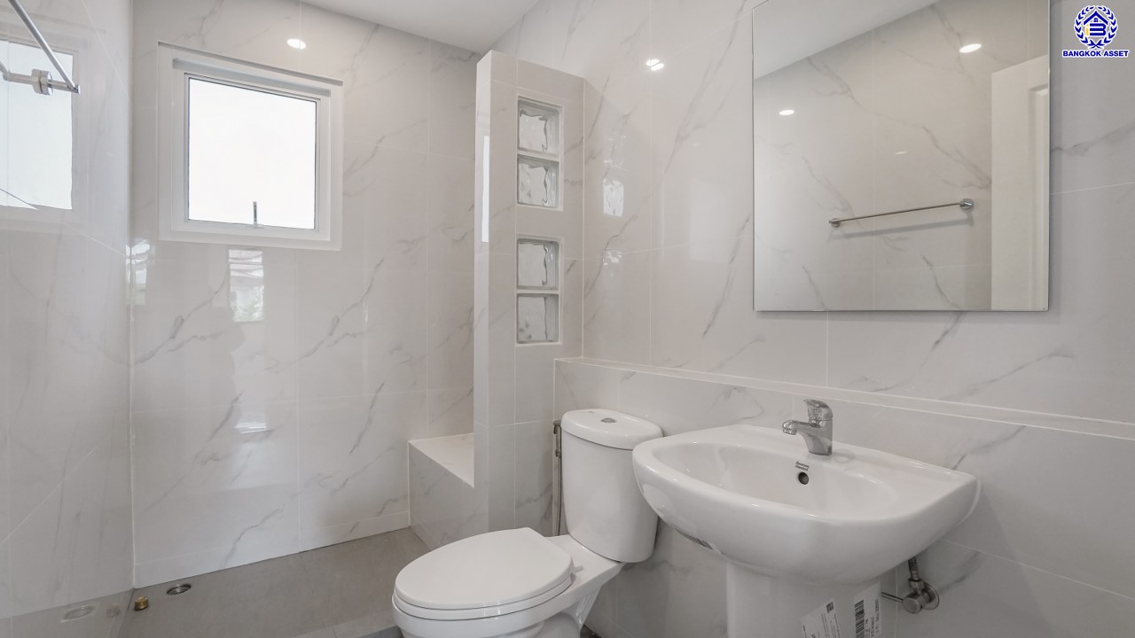 บ้านมือสองตกแต่งใหม่ แบรนด์ LH โครงการ มัณฑนา ราชพฤกษ์ เนื้อที่ 58.5 ตร.ว. พื้นที่ใช้สอย 177.21 ตร.ม. ฟังก์ชัน 3 ห้องนอน 3 ห้องน้ำ จอดรถได้ 2 คัน พร้อมพื้นที่รอบบ้านกว้างขวาง Facilities ตอบโจทย์ทุกกิจกรรม บนทำเลใกล้วงเวียนพระราม5 เซ็นทรัลเวสต์เกต และรถไฟฟ้าสายสีม่วง "สถานีบางรักน้อยท่าอิฐ"