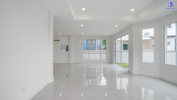 บ้านมือสองตกแต่งใหม่ แบรนด์ LH โครงการ มัณฑนา ราชพฤกษ์ เนื้อที่ 58.5 ตร.ว. พื้นที่ใช้สอย 177.21 ตร.ม. ฟังก์ชัน 3 ห้องนอน 3 ห้องน้ำ จอดรถได้ 2 คัน พร้อมพื้นที่รอบบ้านกว้างขวาง Facilities ตอบโจทย์ทุกกิจกรรม บนทำเลใกล้วงเวียนพระราม5 เซ็นทรัลเวสต์เกต และรถไฟฟ้าสายสีม่วง "สถานีบางรักน้อยท่าอิฐ"