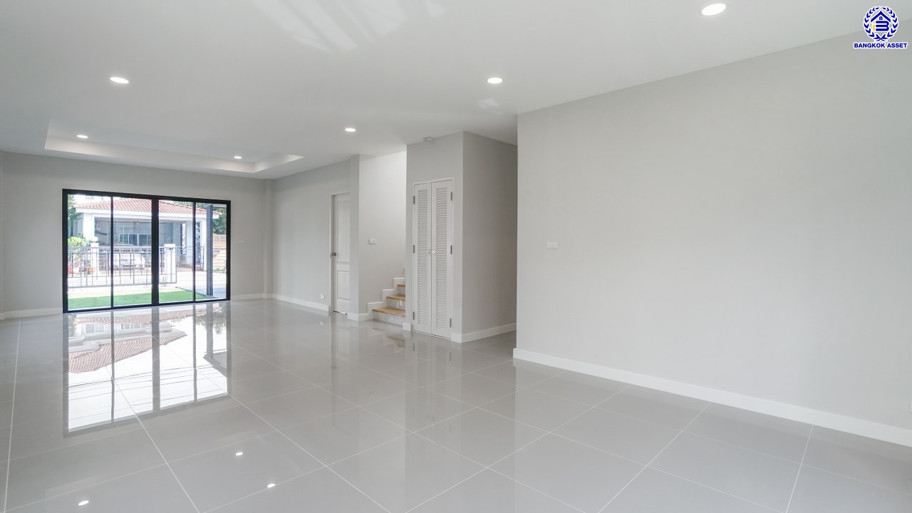 บ้านมือสองตกแต่งใหม่ โครงการ ราชพฤกษ์ บางบอน4 เนื้อที่ 102.8 ตร.ว. ฟังก์ชัน 4 ห้องนอน 3 ห้องน้ำ จอดรถได้ 2 คัน บนพื้นที่ใช้สอย 231.6 ตร.ม. บนทำเลศักยภาพ เชื่อมต่อหลายเส้นทาง ใกล้เดอะมอลล์บางแค จุดขึ้นทางด่วน "พระราม2" และรถไฟฟ้าสายสีน้ำเงิน "สถานีหลักสอง"