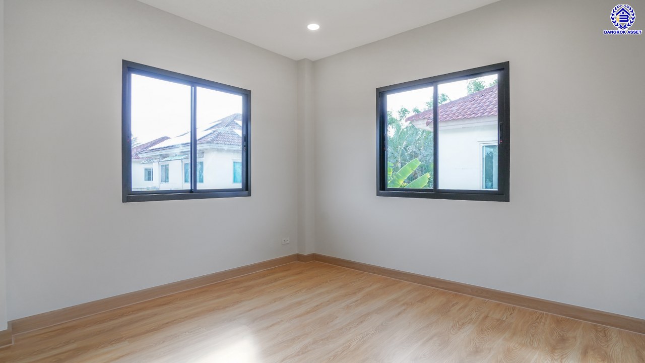 บ้านมือสองตกแต่งใหม่ โครงการ ราชพฤกษ์ บางบอน4 เนื้อที่ 102.8 ตร.ว. ฟังก์ชัน 4 ห้องนอน 3 ห้องน้ำ จอดรถได้ 2 คัน บนพื้นที่ใช้สอย 231.6 ตร.ม. บนทำเลศักยภาพ เชื่อมต่อหลายเส้นทาง ใกล้เดอะมอลล์บางแค จุดขึ้นทางด่วน "พระราม2" และรถไฟฟ้าสายสีน้ำเงิน "สถานีหลักสอง"