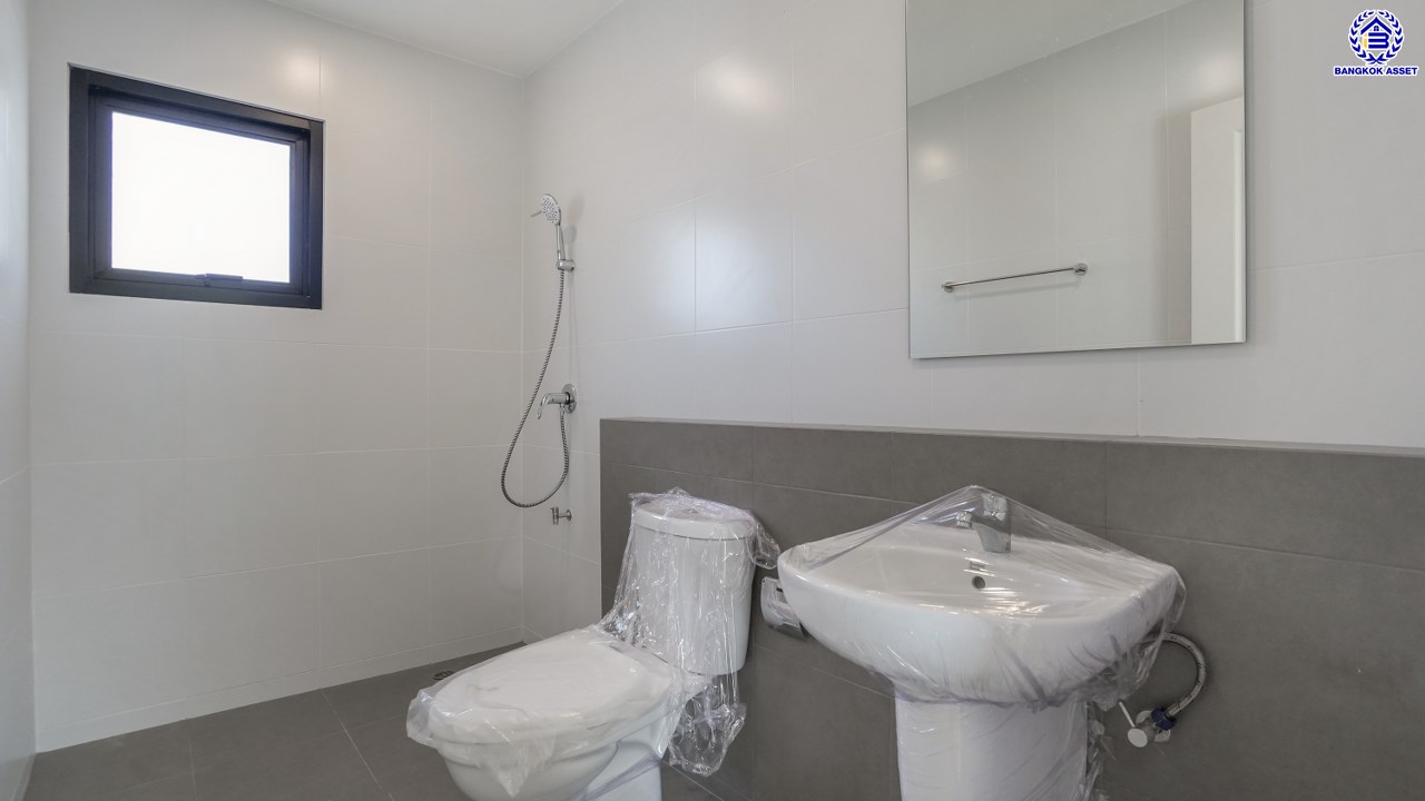 บ้านมือสองตกแต่งใหม่ โครงการ ราชพฤกษ์ บางบอน4 เนื้อที่ 102.8 ตร.ว. ฟังก์ชัน 4 ห้องนอน 3 ห้องน้ำ จอดรถได้ 2 คัน บนพื้นที่ใช้สอย 231.6 ตร.ม. บนทำเลศักยภาพ เชื่อมต่อหลายเส้นทาง ใกล้เดอะมอลล์บางแค จุดขึ้นทางด่วน "พระราม2" และรถไฟฟ้าสายสีน้ำเงิน "สถานีหลักสอง"