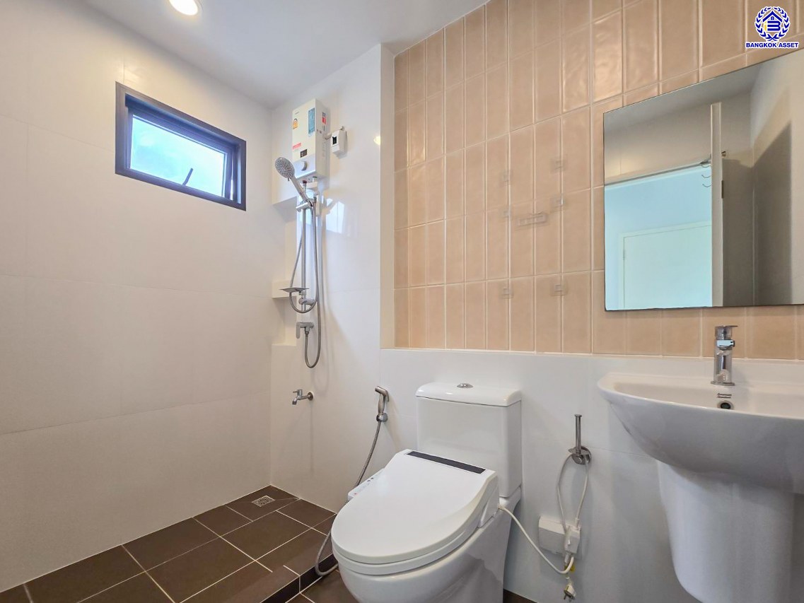 *****บ้านเดี่ยวมือสองปทุมธานี โครงการ อณาสิริ ราชพฤกษ์-346 เนื้อที่กว้างถึง 55.40 ตร.ว. พื้นที่ใช้สอย 161 ตร.ม. ฟังก์ชัน 3 ห้องนอน 3 ห้องน้ำ 2 ที่จอดรถ บนทำเลเดินทางสะดวก เชื่อมต่อ ถนนราชพฤกษ์, ถนนสะพานนนทบุรี-บางบัวทอง ใกล้จุดขึ้นทางด่วน "ศรีสมาน" ใกล้โรบินสันศรีสมาน และ โรบินสันราชพฤกษ์