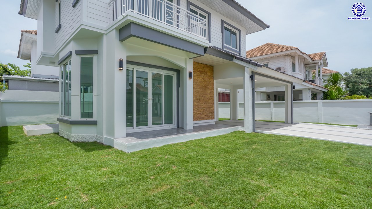 บ้านมือสองตกแต่งใหม่ บ้านคุณภาพดีจาก Property Perfect เพอร์เฟคเพลส ราชพฤกษ์ ติดถนนราชพฤกษ์ เชื่อมต่อถนนรัตนาธิเบศร์ ใกล้รถไฟฟ้าสายสีม่วง "สถานีบางรักน้อยท่าอิฐ" จุดขึ้นทางด่วน "กาญจนาภิเษก" และเซ็นทรัล เวสต์วิลล์ บนเนื้อที่ 56.3 ตร.ว. พื้นที่ใช้สอย 195.17 ตร.ม. พร้อมฟังก์ชัน 3 ห้องนอน 3 ห้องน้ำ จอดรถได้ 2 คัน