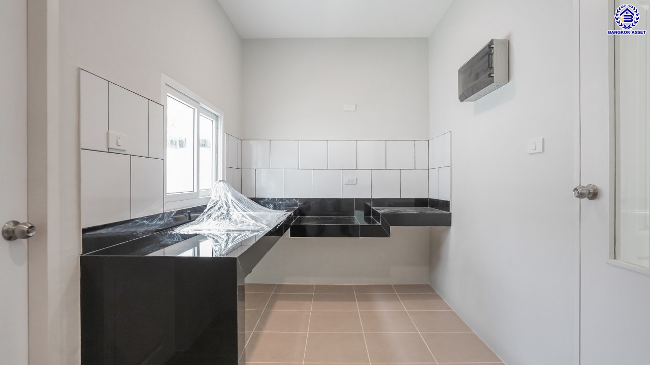 บ้านมือสองตกแต่งใหม่ บ้านคุณภาพดีจาก Property Perfect เพอร์เฟคเพลส ราชพฤกษ์ ติดถนนราชพฤกษ์ เชื่อมต่อถนนรัตนาธิเบศร์ ใกล้รถไฟฟ้าสายสีม่วง "สถานีบางรักน้อยท่าอิฐ" จุดขึ้นทางด่วน "กาญจนาภิเษก" และเซ็นทรัล เวสต์วิลล์ บนเนื้อที่ 56.3 ตร.ว. พื้นที่ใช้สอย 195.17 ตร.ม. พร้อมฟังก์ชัน 3 ห้องนอน 3 ห้องน้ำ จอดรถได้ 2 คัน