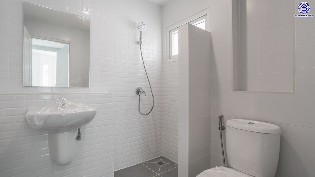 บ้านมือสองตกแต่งใหม่ บ้านคุณภาพดีจาก Property Perfect เพอร์เฟคเพลส ราชพฤกษ์ ติดถนนราชพฤกษ์ เชื่อมต่อถนนรัตนาธิเบศร์ ใกล้รถไฟฟ้าสายสีม่วง "สถานีบางรักน้อยท่าอิฐ" จุดขึ้นทางด่วน "กาญจนาภิเษก" และเซ็นทรัล เวสต์วิลล์ บนเนื้อที่ 56.3 ตร.ว. พื้นที่ใช้สอย 195.17 ตร.ม. พร้อมฟังก์ชัน 3 ห้องนอน 3 ห้องน้ำ จอดรถได้ 2 คัน