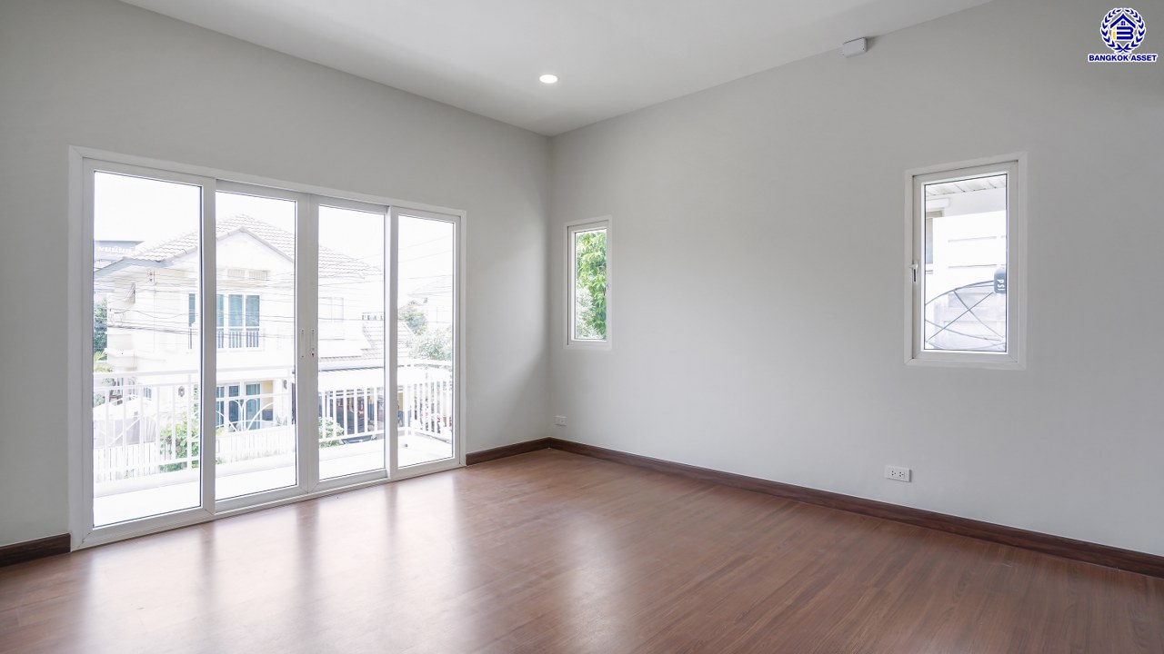 บ้านมือสองตกแต่งใหม่ บ้านคุณภาพดีจาก Property Perfect เพอร์เฟคเพลส ราชพฤกษ์ ติดถนนราชพฤกษ์ เชื่อมต่อถนนรัตนาธิเบศร์ ใกล้รถไฟฟ้าสายสีม่วง "สถานีบางรักน้อยท่าอิฐ" จุดขึ้นทางด่วน "กาญจนาภิเษก" และเซ็นทรัล เวสต์วิลล์ บนเนื้อที่ 56.3 ตร.ว. พื้นที่ใช้สอย 195.17 ตร.ม. พร้อมฟังก์ชัน 3 ห้องนอน 3 ห้องน้ำ จอดรถได้ 2 คัน