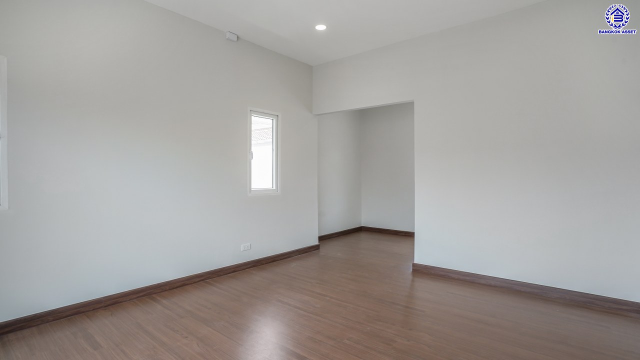 บ้านมือสองตกแต่งใหม่ บ้านคุณภาพดีจาก Property Perfect เพอร์เฟคเพลส ราชพฤกษ์ ติดถนนราชพฤกษ์ เชื่อมต่อถนนรัตนาธิเบศร์ ใกล้รถไฟฟ้าสายสีม่วง "สถานีบางรักน้อยท่าอิฐ" จุดขึ้นทางด่วน "กาญจนาภิเษก" และเซ็นทรัล เวสต์วิลล์ บนเนื้อที่ 56.3 ตร.ว. พื้นที่ใช้สอย 195.17 ตร.ม. พร้อมฟังก์ชัน 3 ห้องนอน 3 ห้องน้ำ จอดรถได้ 2 คัน