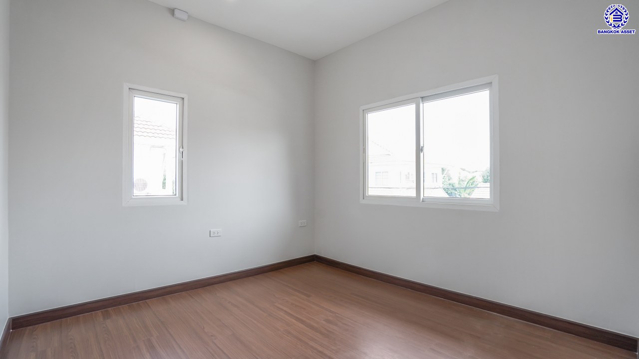 บ้านมือสองตกแต่งใหม่ บ้านคุณภาพดีจาก Property Perfect เพอร์เฟคเพลส ราชพฤกษ์ ติดถนนราชพฤกษ์ เชื่อมต่อถนนรัตนาธิเบศร์ ใกล้รถไฟฟ้าสายสีม่วง "สถานีบางรักน้อยท่าอิฐ" จุดขึ้นทางด่วน "กาญจนาภิเษก" และเซ็นทรัล เวสต์วิลล์ บนเนื้อที่ 56.3 ตร.ว. พื้นที่ใช้สอย 195.17 ตร.ม. พร้อมฟังก์ชัน 3 ห้องนอน 3 ห้องน้ำ จอดรถได้ 2 คัน