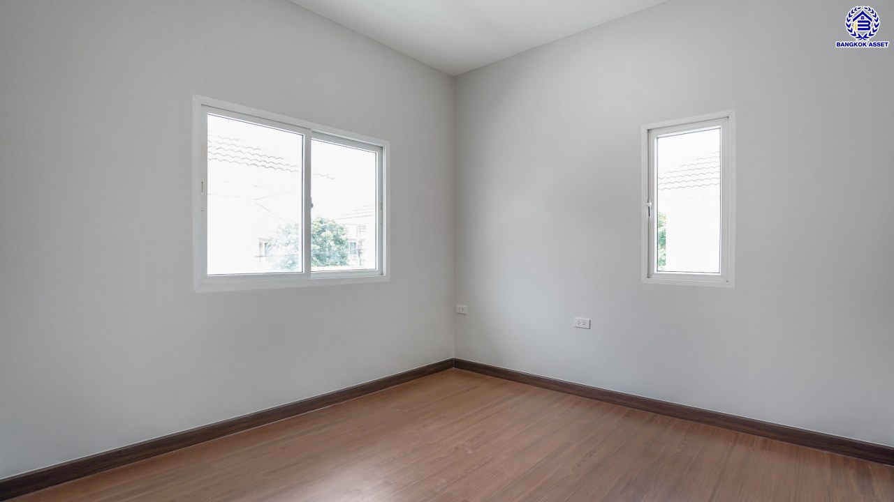 บ้านมือสองตกแต่งใหม่ บ้านคุณภาพดีจาก Property Perfect เพอร์เฟคเพลส ราชพฤกษ์ ติดถนนราชพฤกษ์ เชื่อมต่อถนนรัตนาธิเบศร์ ใกล้รถไฟฟ้าสายสีม่วง "สถานีบางรักน้อยท่าอิฐ" จุดขึ้นทางด่วน "กาญจนาภิเษก" และเซ็นทรัล เวสต์วิลล์ บนเนื้อที่ 56.3 ตร.ว. พื้นที่ใช้สอย 195.17 ตร.ม. พร้อมฟังก์ชัน 3 ห้องนอน 3 ห้องน้ำ จอดรถได้ 2 คัน