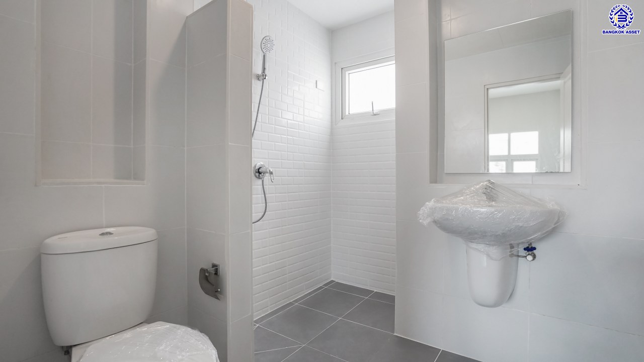 บ้านมือสองตกแต่งใหม่ บ้านคุณภาพดีจาก Property Perfect เพอร์เฟคเพลส ราชพฤกษ์ ติดถนนราชพฤกษ์ เชื่อมต่อถนนรัตนาธิเบศร์ ใกล้รถไฟฟ้าสายสีม่วง "สถานีบางรักน้อยท่าอิฐ" จุดขึ้นทางด่วน "กาญจนาภิเษก" และเซ็นทรัล เวสต์วิลล์ บนเนื้อที่ 56.3 ตร.ว. พื้นที่ใช้สอย 195.17 ตร.ม. พร้อมฟังก์ชัน 3 ห้องนอน 3 ห้องน้ำ จอดรถได้ 2 คัน