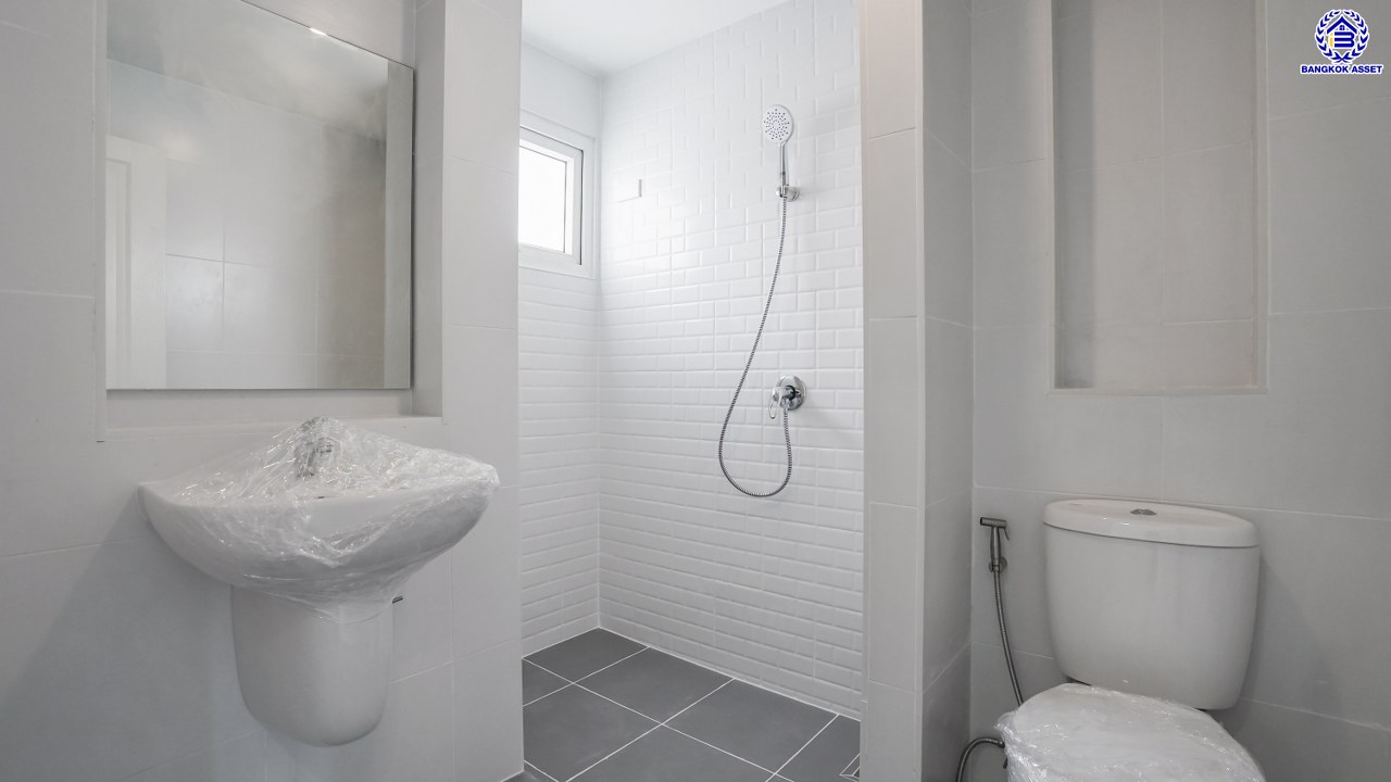 บ้านมือสองตกแต่งใหม่ บ้านคุณภาพดีจาก Property Perfect เพอร์เฟคเพลส ราชพฤกษ์ ติดถนนราชพฤกษ์ เชื่อมต่อถนนรัตนาธิเบศร์ ใกล้รถไฟฟ้าสายสีม่วง "สถานีบางรักน้อยท่าอิฐ" จุดขึ้นทางด่วน "กาญจนาภิเษก" และเซ็นทรัล เวสต์วิลล์ บนเนื้อที่ 56.3 ตร.ว. พื้นที่ใช้สอย 195.17 ตร.ม. พร้อมฟังก์ชัน 3 ห้องนอน 3 ห้องน้ำ จอดรถได้ 2 คัน