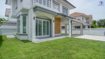 บ้านมือสองตกแต่งใหม่ บ้านคุณภาพดีจาก Property Perfect เพอร์เฟคเพลส ราชพฤกษ์ ติดถนนราชพฤกษ์ เชื่อมต่อถนนรัตนาธิเบศร์ ใกล้รถไฟฟ้าสายสีม่วง "สถานีบางรักน้อยท่าอิฐ" จุดขึ้นทางด่วน "กาญจนาภิเษก" และเซ็นทรัล เวสต์วิลล์ บนเนื้อที่ 56.3 ตร.ว. พื้นที่ใช้สอย 195.17 ตร.ม. พร้อมฟังก์ชัน 3 ห้องนอน 3 ห้องน้ำ จอดรถได้ 2 คัน