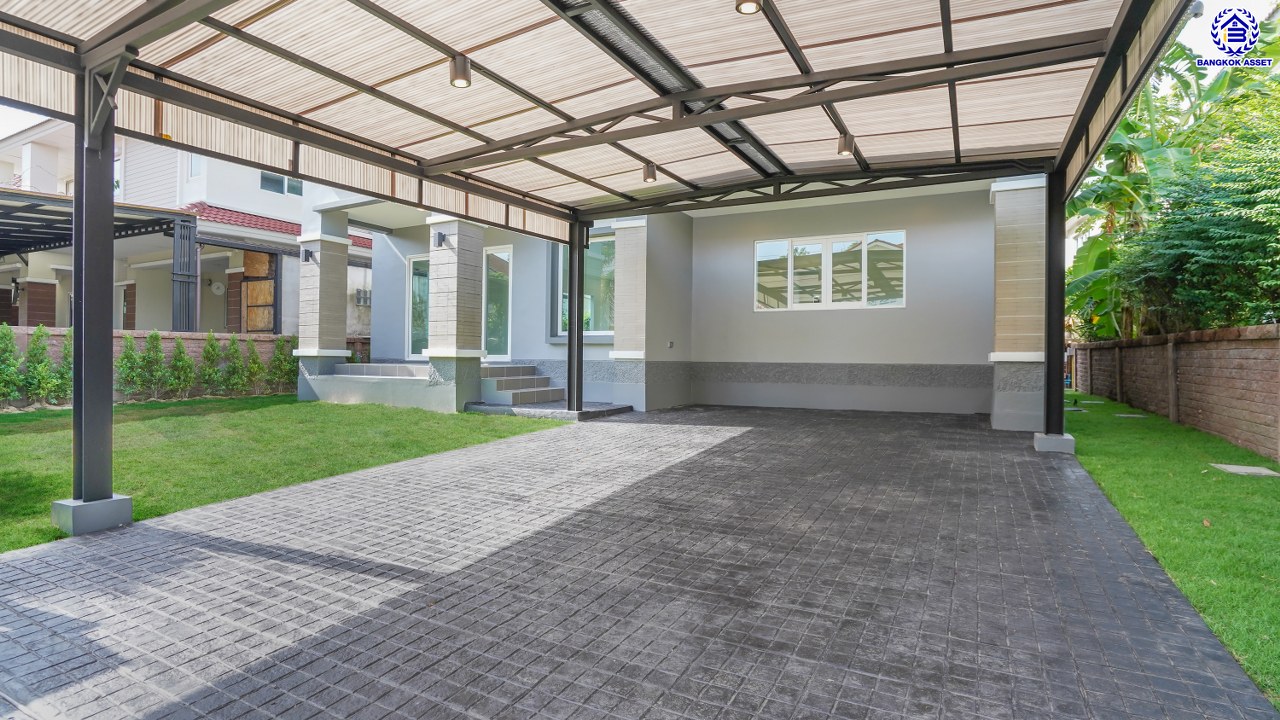 บ้านมือสองตกแต่งใหม่ โครงการ คาซ่าแกรนด์ รัตนาธิเบศร์-ราชพฤกษ์ บ้านเดี่ยวจากแบรนด์ Q.House เนื้อที่ 80 ตร.ว. ฟังก์ชัน 4 ห้องนอน 4 ห้องน้ำ จอดรถได้ถึง 2 คัน พร้อม Facilities ครบครัน บนทำเลเดินทางสะดวก ติดถนนราชพฤกษ์ ใกล้เซ็นทรัลเวสต์เกต และรถไฟฟ้าสายสีม่วง "สถานีบางรักใหญ่"  และ "สถานีบางรักน้อยท่าอิฐ"